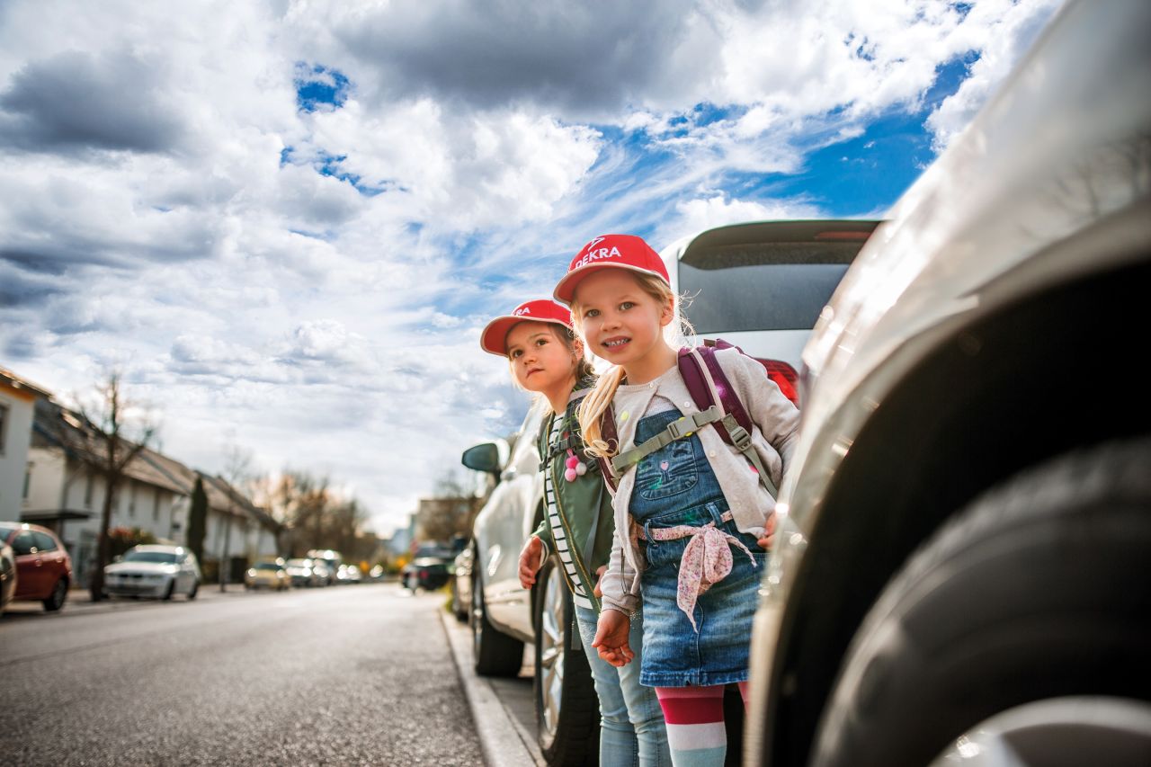 vuelta al cole, seguridad vial, ITV, ITV coche, revisión del coche, mantenimiento del vehículo, seguridad infantil, niños en el coche, sistemas de retención infantil, cinturón de seguridad, neumáticos, luces del coche, frenos, limpiaparabrisas, conducción segura, seguridad en carretera, educación vial, peatones, gorras reflectantes, DEKRA ITV, gorra dekra, gorra roja, cita previa itv, educación vial, itv con niños