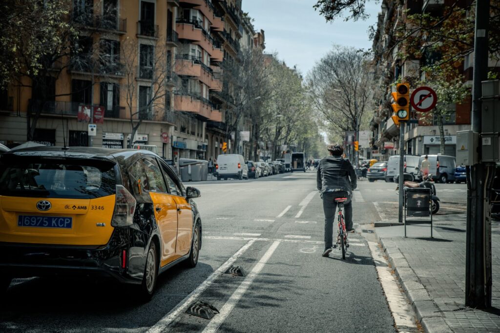 Reglamento General de Circulación, cambios normativa tráfico, DGT, seguridad vial, usuarios vulnerables, peatones, ciclistas, motoristas, motocicletas, ciclomotores, patinetes eléctricos, VMP, casco obligatorio, guantes de protección, carril de emergencia, movilidad urbana, normas de circulación, adelantamiento a ciclistas, DEKRA ITV, ITV España