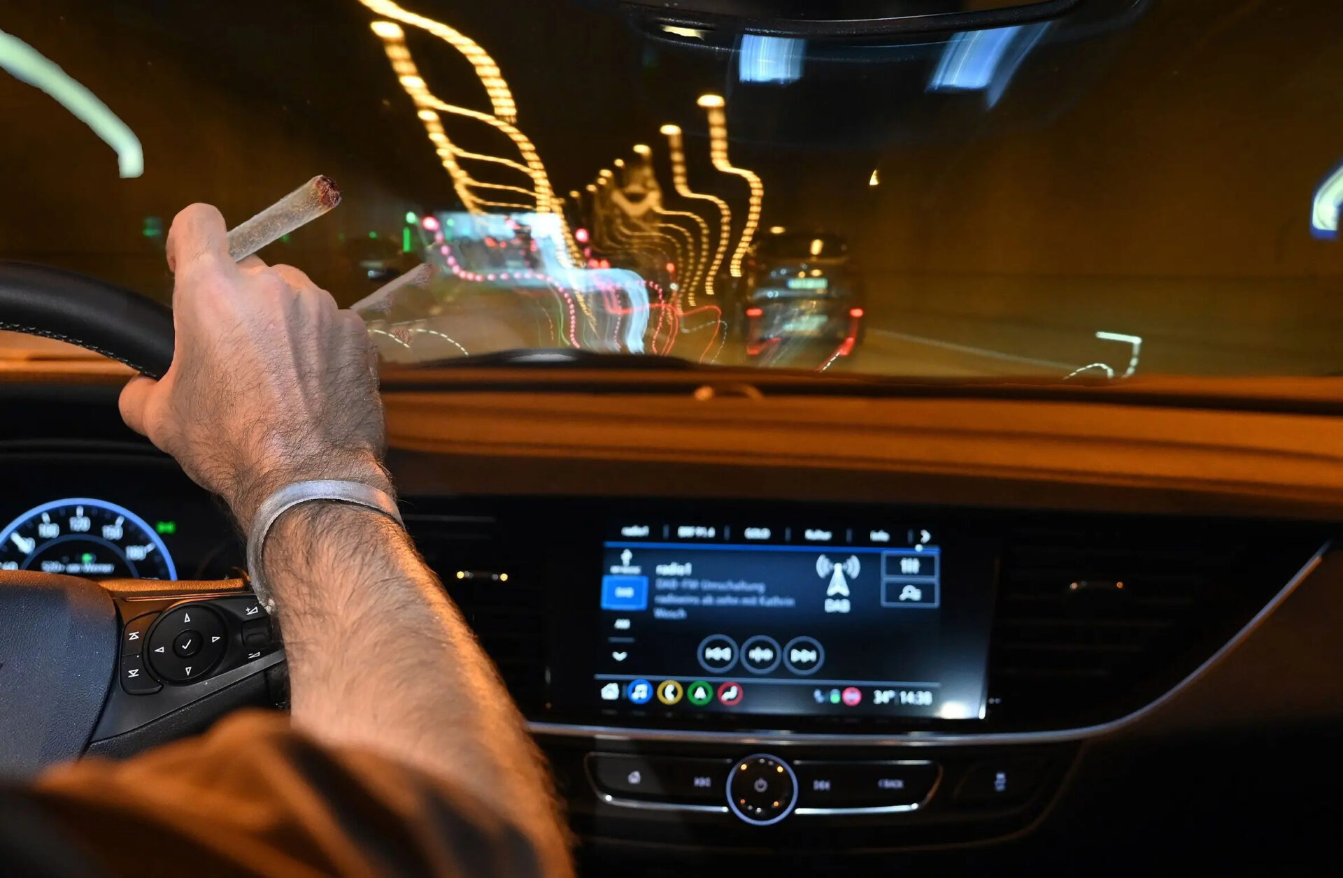 DEKRA, cannabis y conducción, conducir bajo los efectos del cannabis, seguridad vial, consumo de cannabis, THC en sangre, efectos del cannabis al volante, conducción segura, drogas y conducción, prevención de accidentes, riesgos al volante, comportamiento del conductor, velocidad al volante, aptitud para conducir, sustancias psicoactivas, estudio DEKRA, investigación sobre conducción, percepción del riesgo, normativa de tráfico, concienciación vial